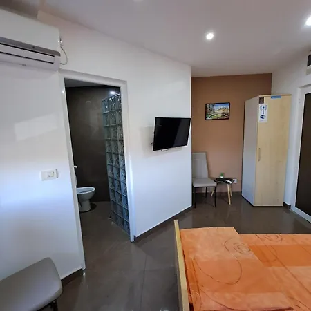 Lena Lux ג'אגודינה