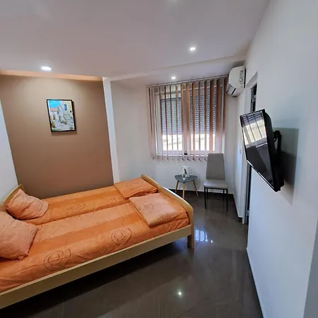 Lena Lux ג'אגודינה